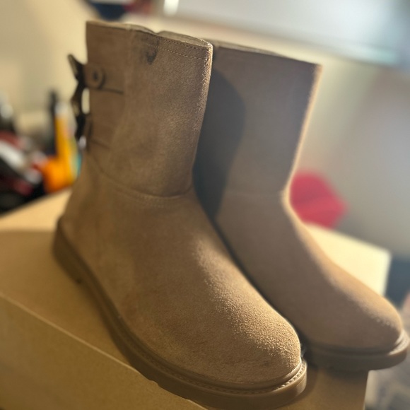 Girls Uggs Size 4 - Picture 2 of 4